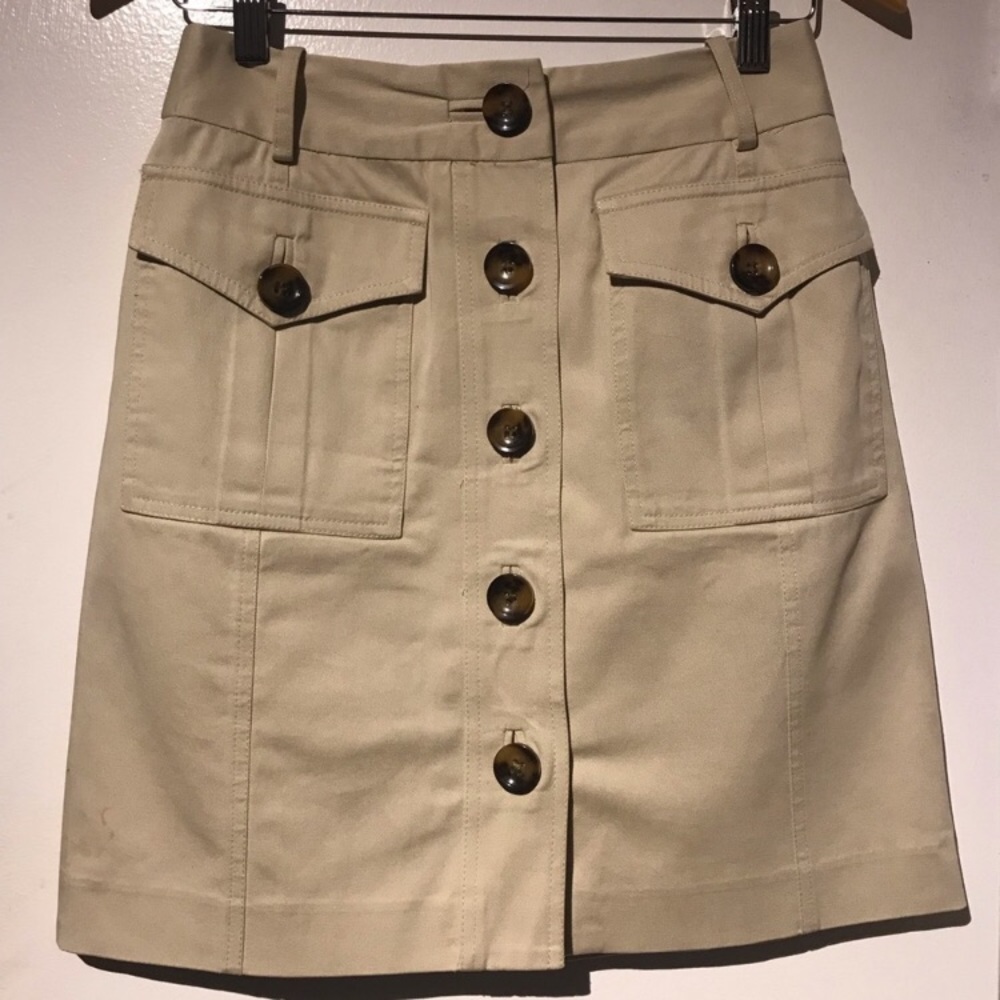 Cute khaki skirt!